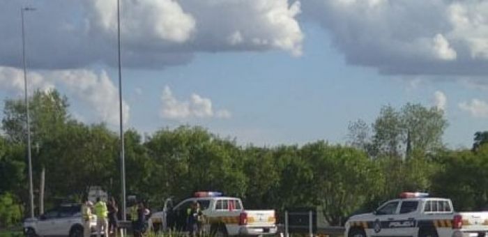 Otro accidente en la rotonda de Mendoza Grande: auto impactó contra el guardarraíl