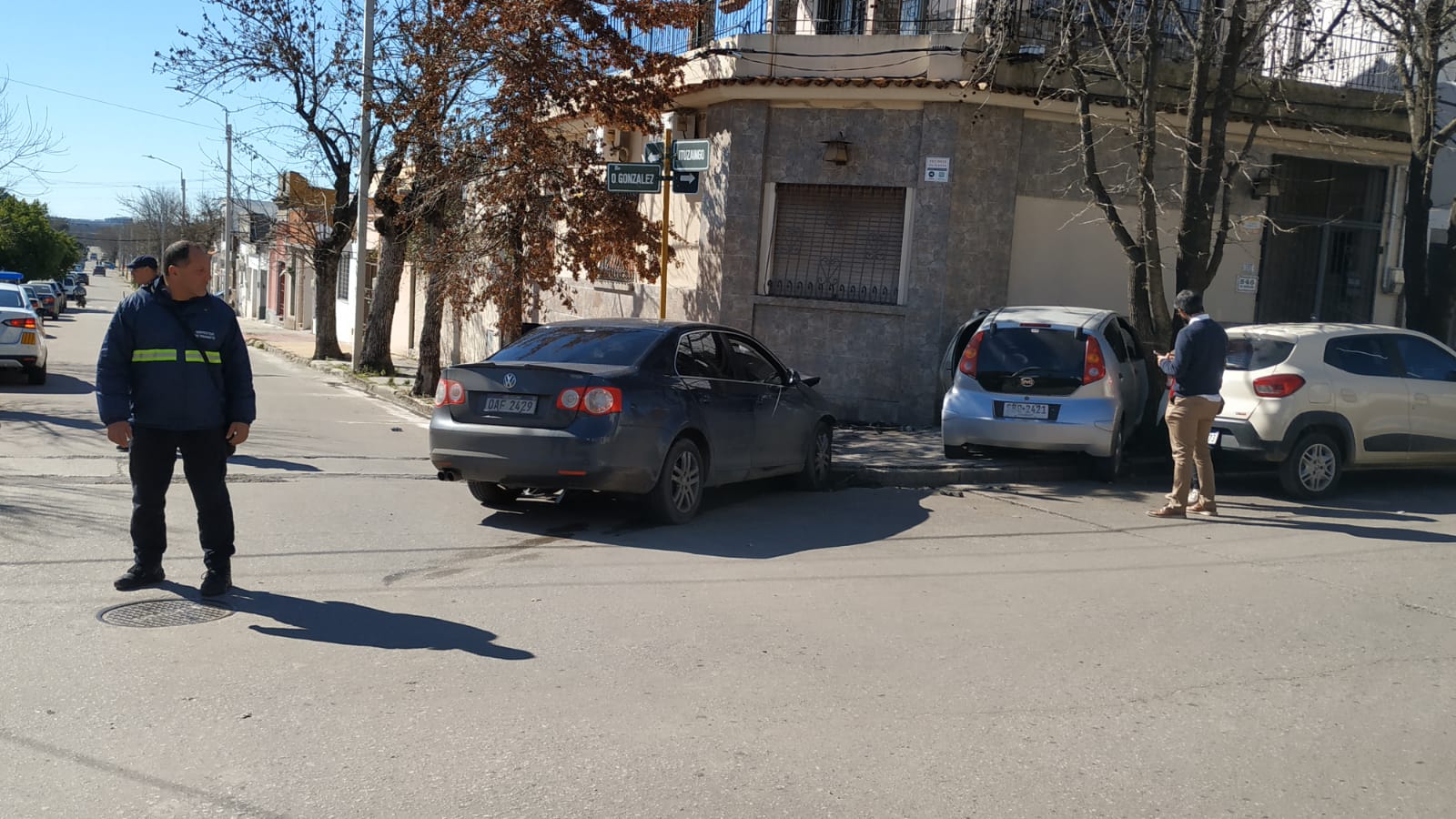 Accidente_de_tránsito_entre_dos_autos_en_Dr._González_e_Ituzaingó_3.jpeg