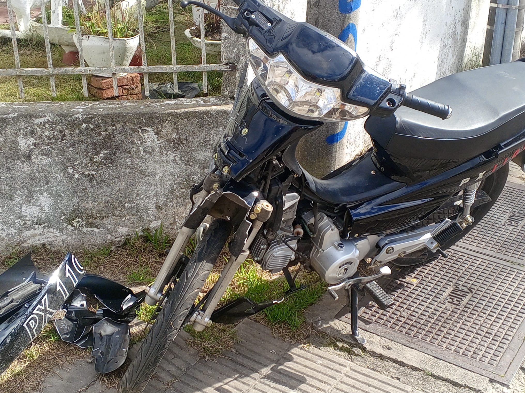 Colisión_entre_auto_y_moto_en_Sierra_y_Antonio_María_Fernández.jpeg