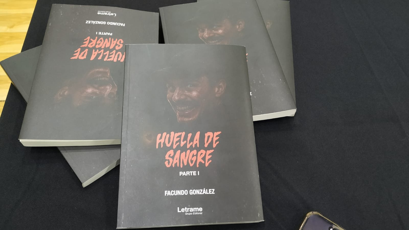Facundo_González_presentó_su_libro_Huella_de_Sangre1.jpeg