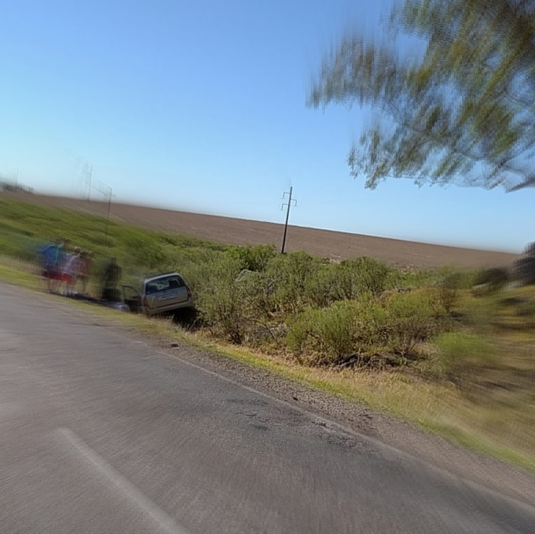 Dos personas lesionadas tras impactar rueda de camión contra camioneta