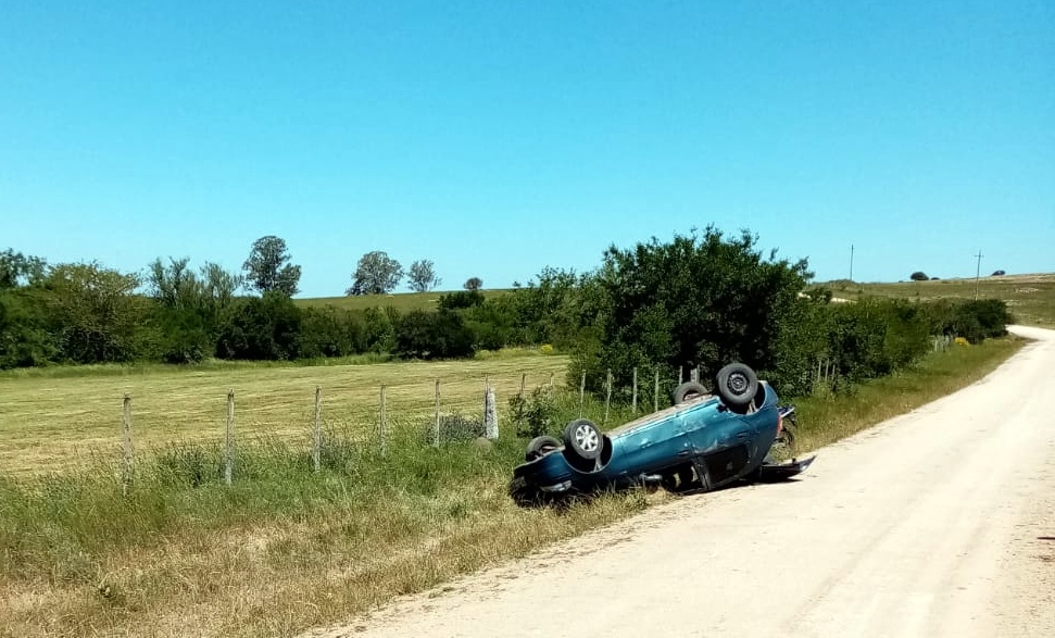 Joven lesionado tras volcar con su auto en camino Candil
