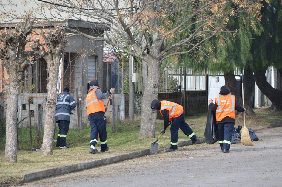 Trabajos_de_limpieza_en_barrios_de_la_ciudad_con_apoyo_del_programa_Uruguay_Impulsa.jpeg