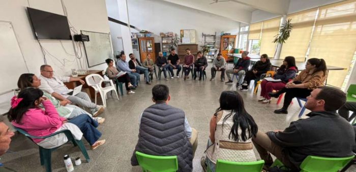 Autoridades de la Intendencia se reunieron con vecinos del barrio Fernández Mura Autoridades de la Intendencia se reunieron con vecinos del barrio Fernández Mura