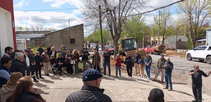 Enciso acompañó el inicio del recambio de luminarias en 25 de Agosto y recibió planteos de vecinos
