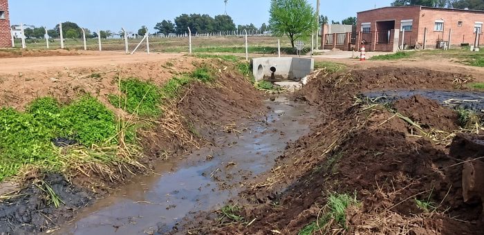Comenzaron los trabajos de limpieza y canalización del arroyo Tomás González