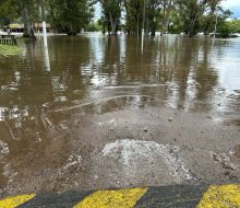 Bomberos evacuó a una familia que quedó aislada por la crecida del río en el Parque Robaina