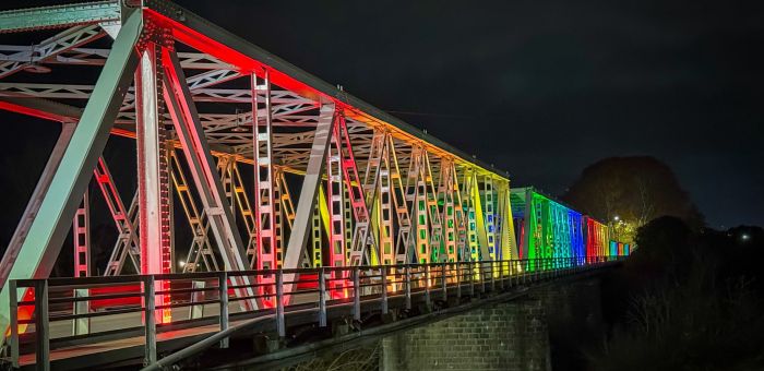 Puente de la Piedra Alta iluminado con los colores de la diversidad
