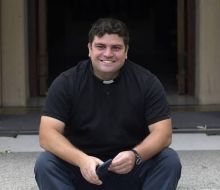 El sacerdote Gordo Verde será reconocido en el Parlamento por su trabajo con Rancho Cero