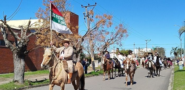 Se realizo el desfile de los “Patricios del 25” por calles de Florida