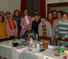 Talleres solidarios confeccionan prendas y mantas