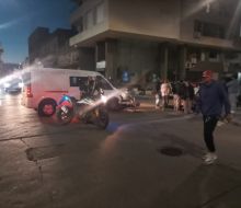 Choque entre camioneta y moto en esquina céntrica de Florida