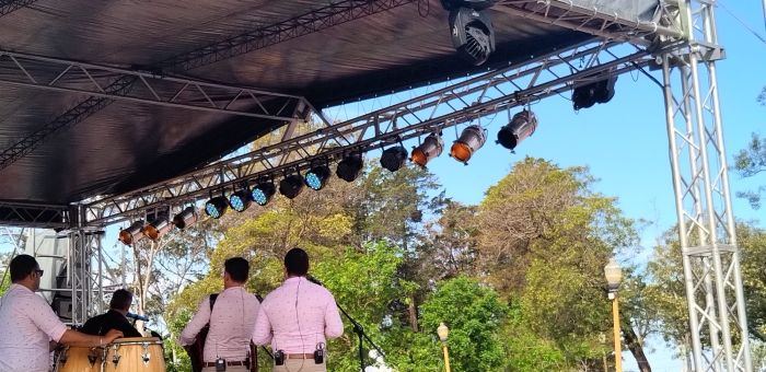 Polémica por espectáculo en Florida previo a la llegada del Papa que coincide con la Fiesta de la Leche
