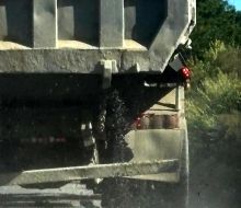 Vecinos denuncian daños por caída de pedregullo desde camiones en Camino La Macana