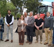La Intendencia presentó dos nuevas retroexcavadoras para Vialidad