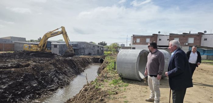 Celestino Martínez recorrió las obras de canalización del Arroyo Tomás González