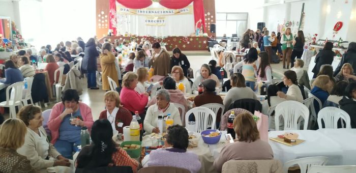 Actividad en el Centro Democrático en el Día Internacional del Crochet