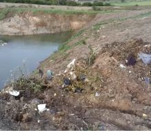 Vecinos de Chacras de Florida denuncian depósito de residuos en cantera de la zona