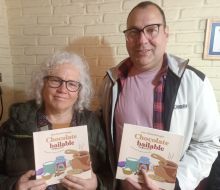 “Proyecto Puentes” financia su trabajo en comunidades rurales con libros de humor de campo