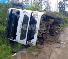 Camión volcó en camino La Macana; el conductor resultó ileso