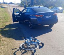 Joven ciclista impactó contra un auto en 24 de Abril y Heber Usher