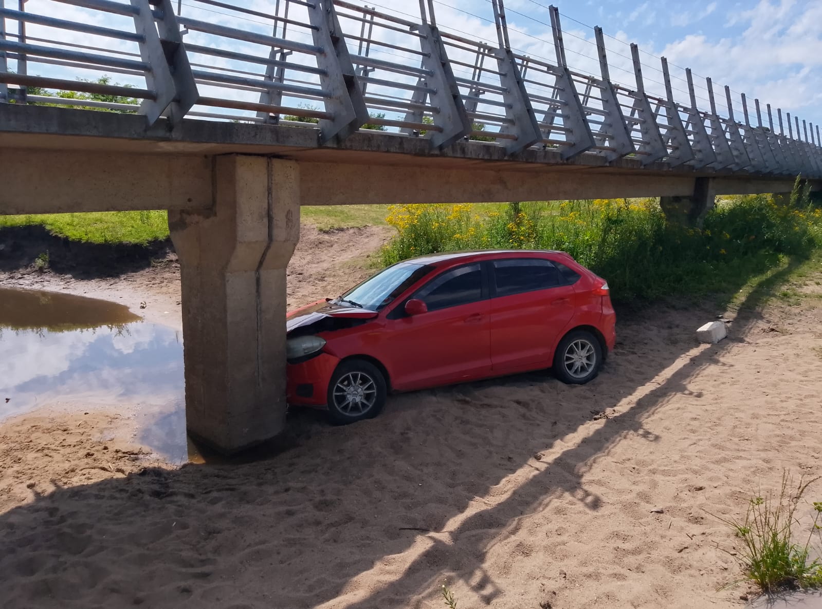Auto_impactó_contra_pilar_de_puente_peatonal.jpeg