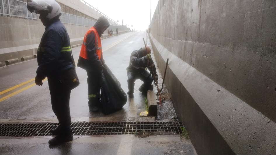Brigada_Multigestión_trabajó_en_la_limpieza_del_alcantarillado_bajo_el_Puente_del_Ferrocarril.jpeg