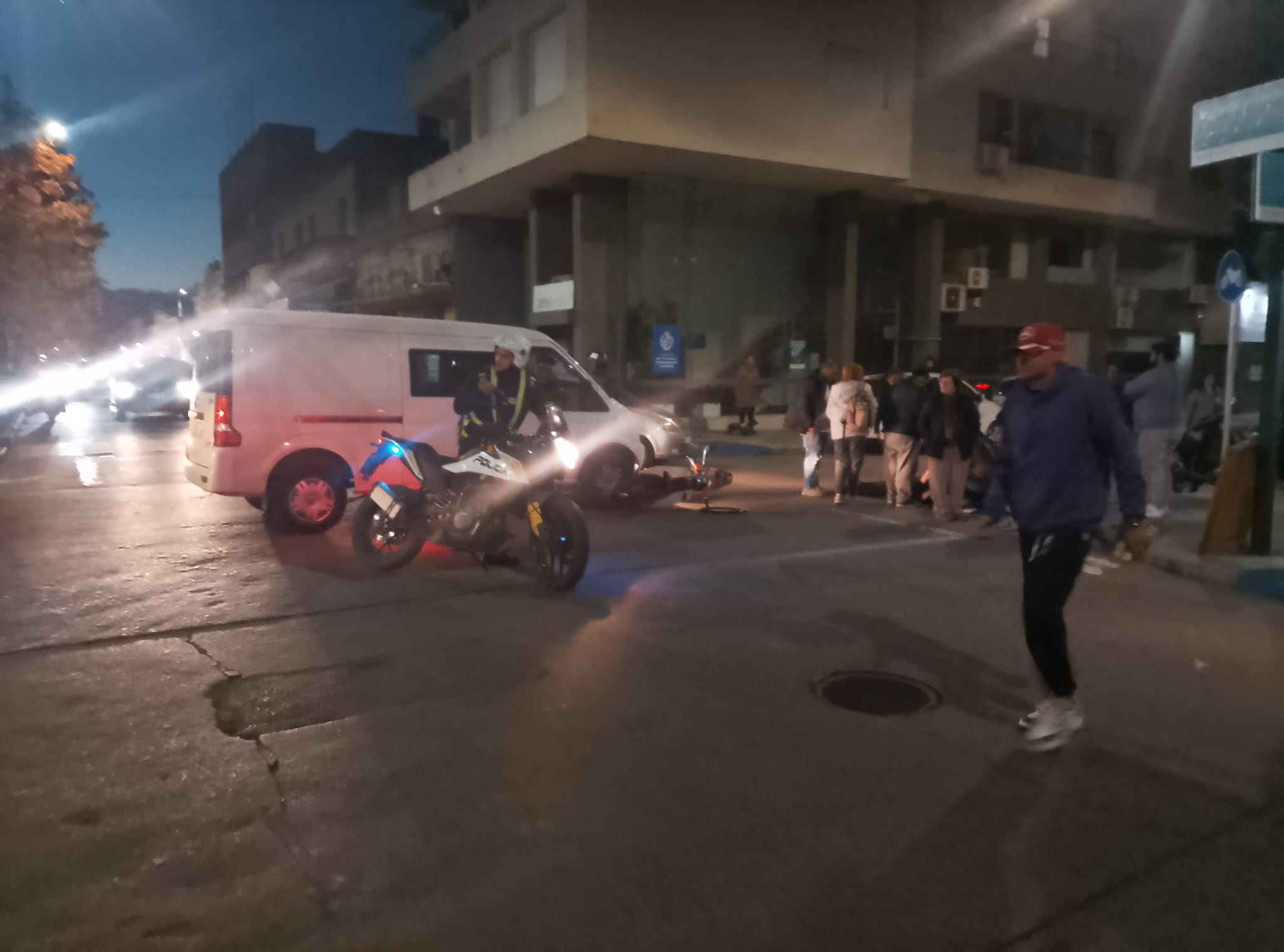 Choque_entre_camioneta_y_moto_en_céntrica_esquina_de_Florida.jpeg
