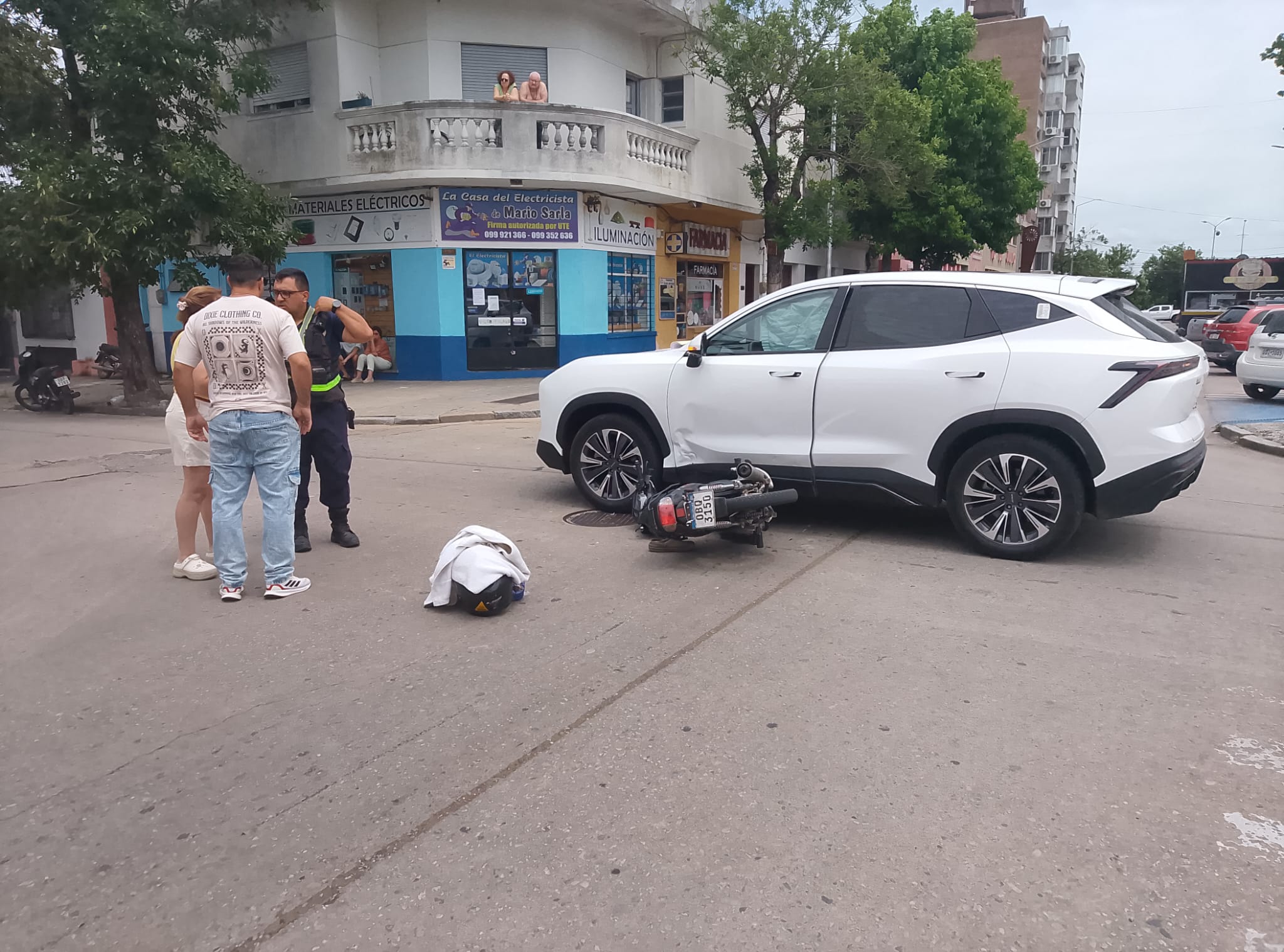 Choque_entre_camioneta_y_moto_en_esquina_de_Plaza_Artigas.jpeg