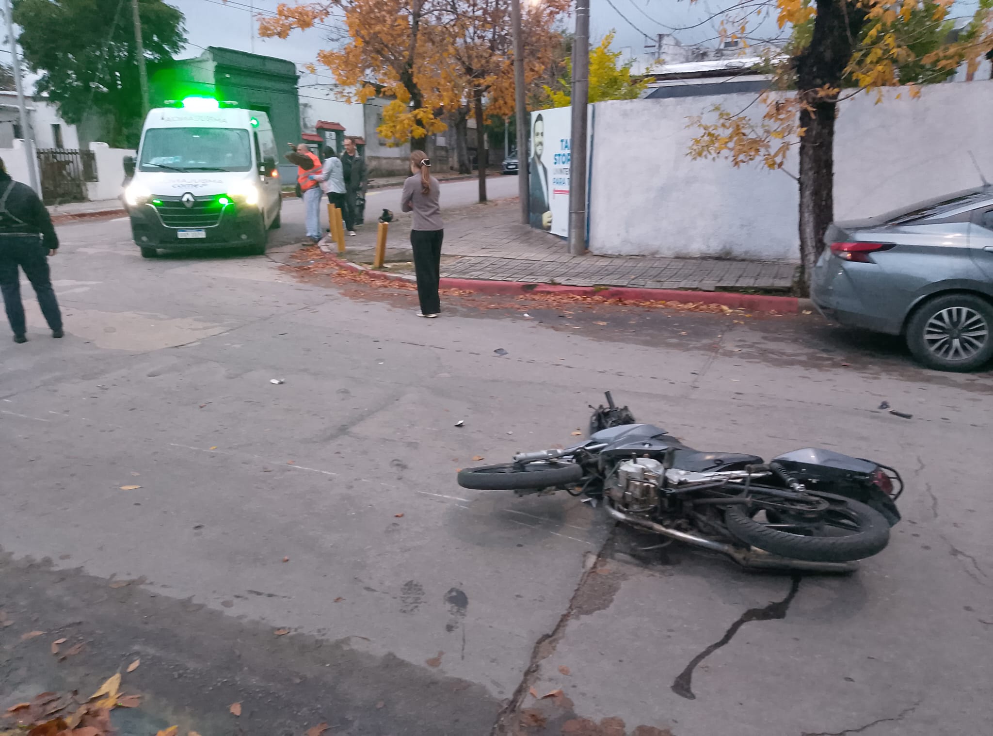 Choque_entre_dos_motos_en_Pocho_Fernández_y_Batlle_y_Ordóñez_4.jpeg