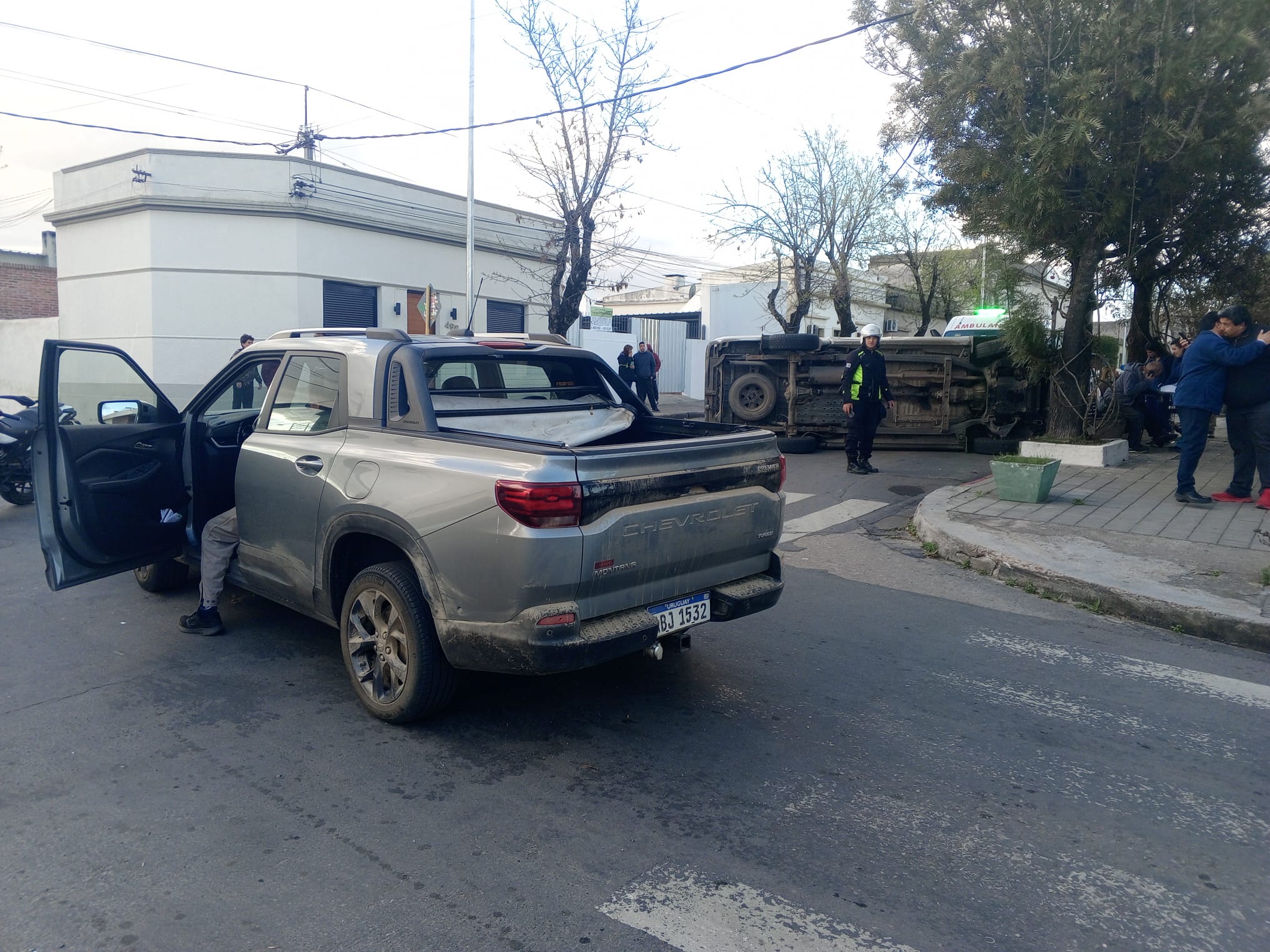 Choque_y_vuelco_entre_dos_camionetas_en_Gallinal_y_Pocho_Fernández1.jpeg