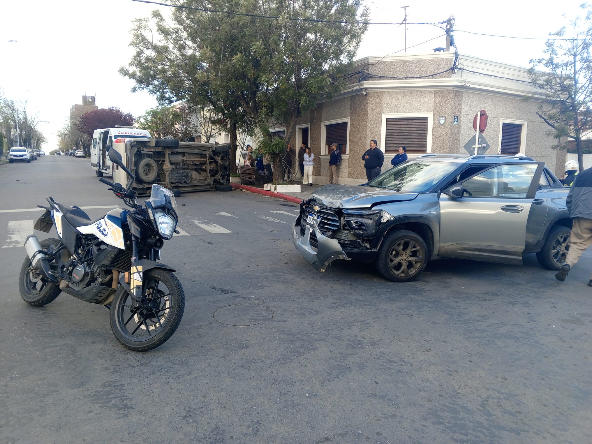 Choque_y_vuelco_entre_dos_camionetas_en_Gallinal_y_Pocho_Fernández2.jpeg