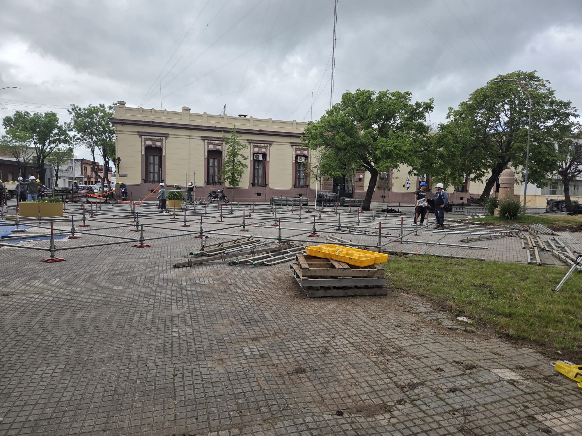 Comenzó_el_armado_del_escenario_para_la_misa_que_presidirá_el_Papa.jpeg