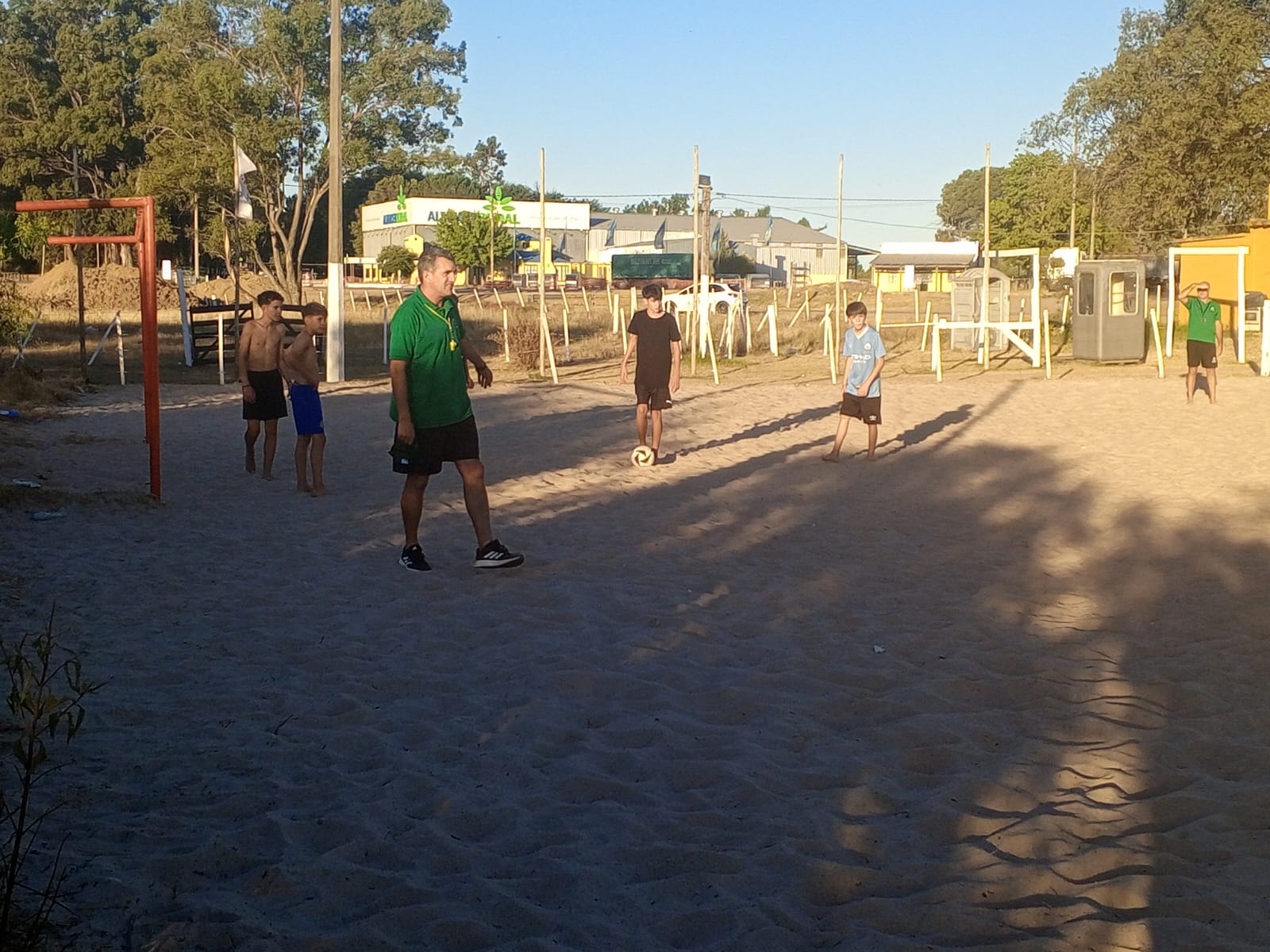 Inicio de actividades deportivas de verano en las canchas de arena