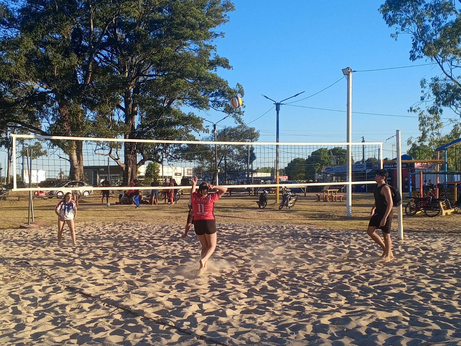 Inicio de actividades deportivas de verano en las canchas de arena 4