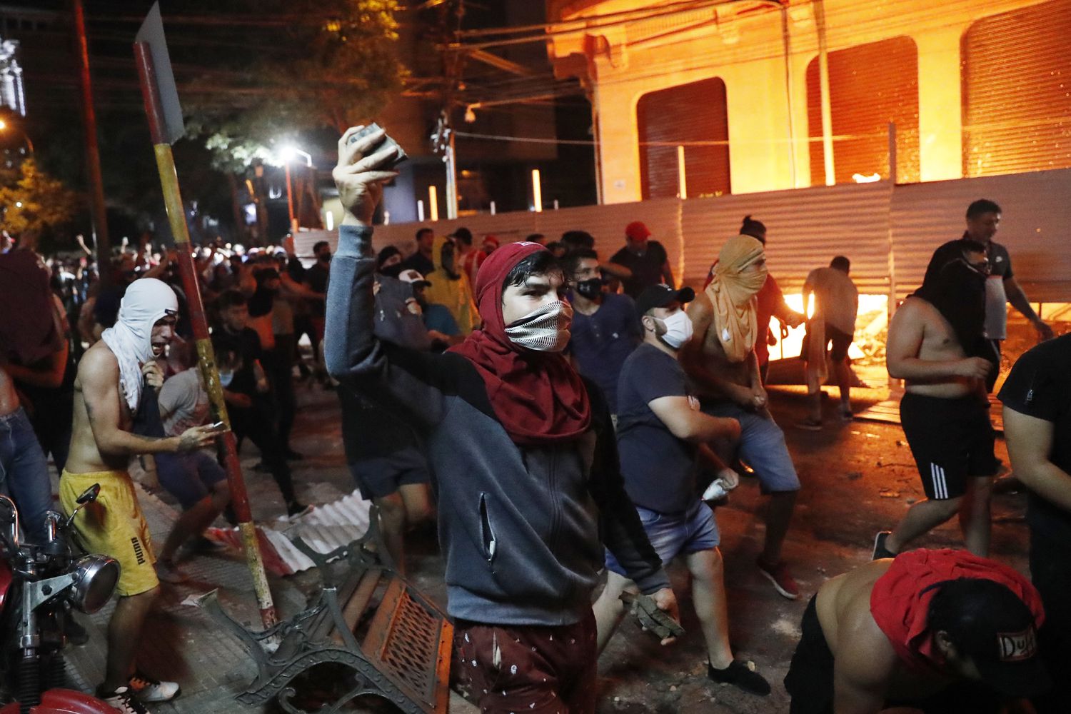 Protesta contra la gestión de la pandemia termina en violentos incidentes