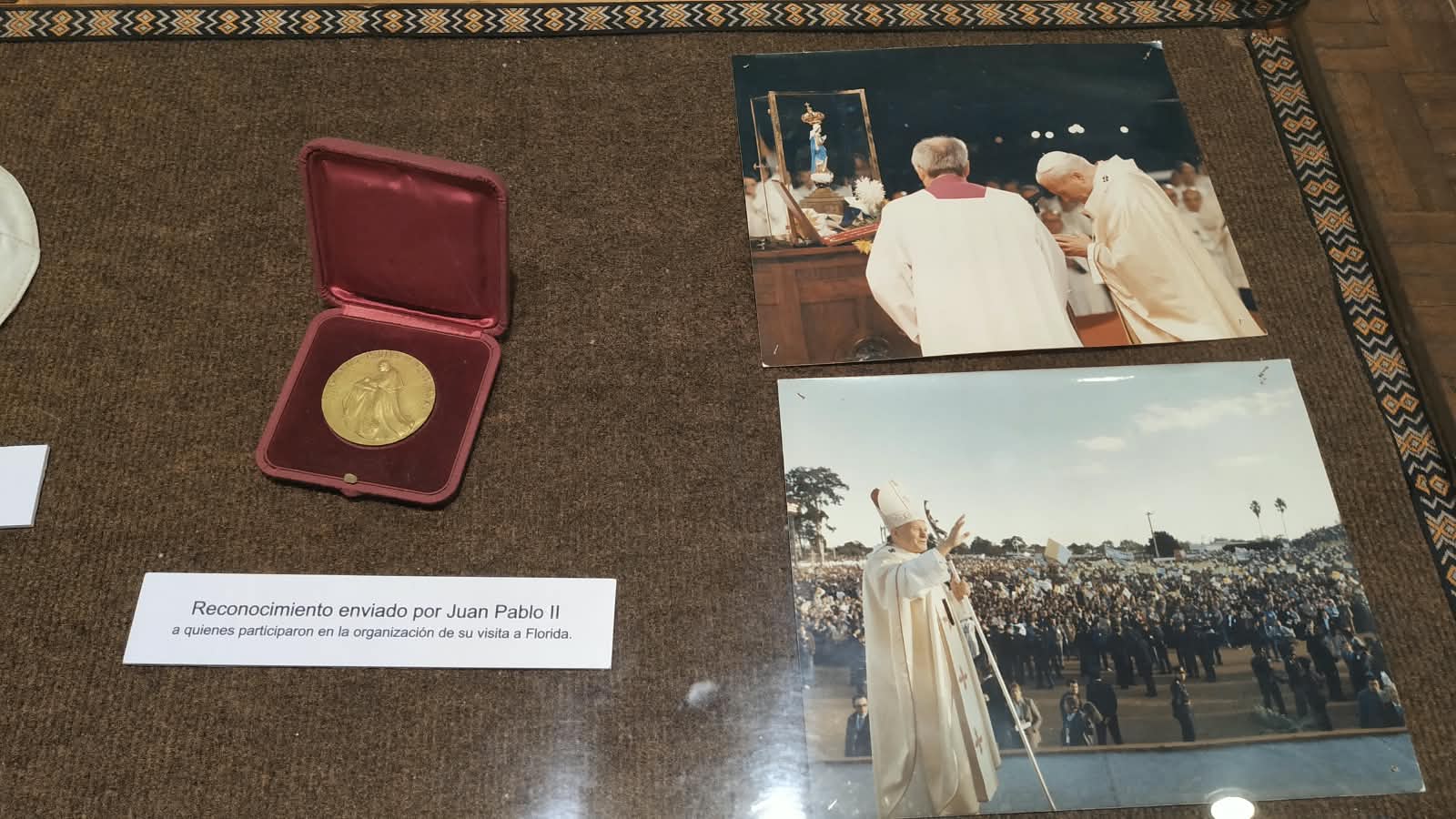Inauguraron_Capitana_y_guía_una_exposición_sobre_la_Virgen_de_los_Treinta_y_Tres_y_los_pontífices_en_Florida.jpeg