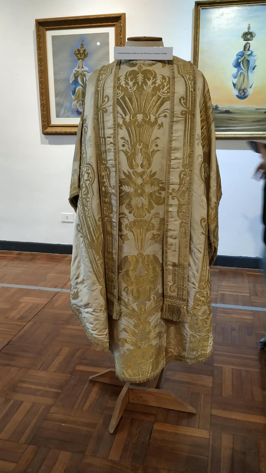 Inauguraron_Capitana_y_guía_una_exposición_sobre_la_Virgen_de_los_Treinta_y_Tres_y_los_pontífices_en_Florida_4.jpeg