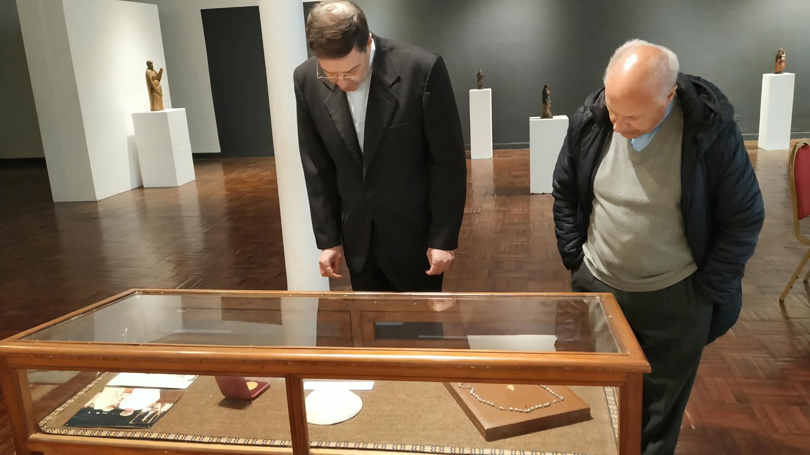 Inauguraron_Capitana_y_guía_una_exposición_sobre_la_Virgen_de_los_Treinta_y_Tres_y_los_pontífices_en_Florida_5.jpeg
