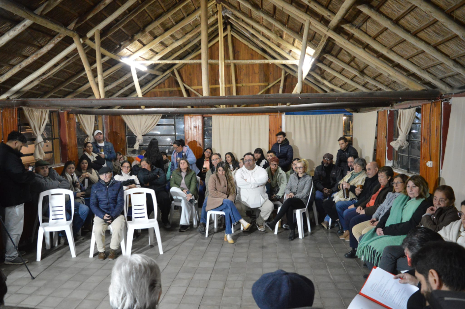 Intendente_Carlos_Enciso_encabezó_reunión_con_vecinos_de_25_de_Mayo.jpeg