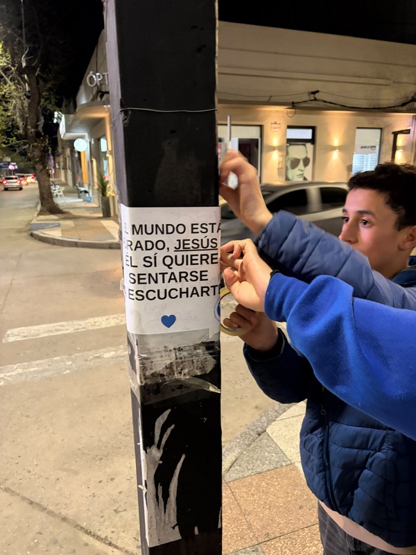 Intervención_urbana_de_concientización_sobre_la_prevención_del_suicidio_juvenil.jpg