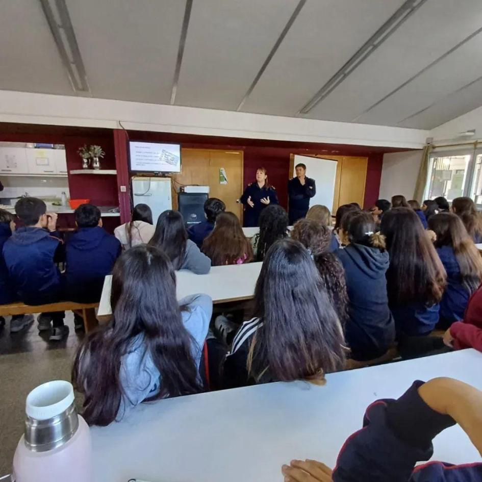 Autoridades policiales brindaron charla en Liceo de Mendoza