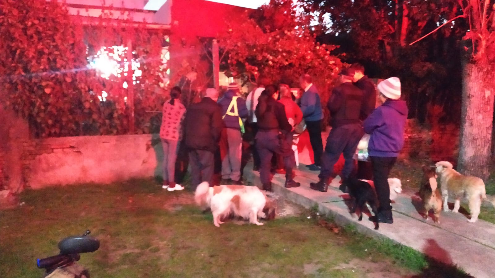 Bomberos extinguen incendio en casa de Acuña de Figueroa y Pacheco y Obes. 2