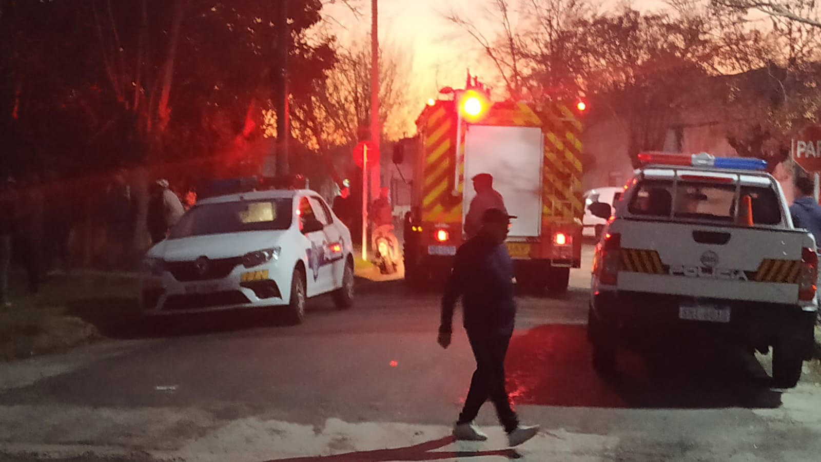 Bomberos extinguen incendio en casa de Acuña de Figueroa y Pacheco y Obes. 3