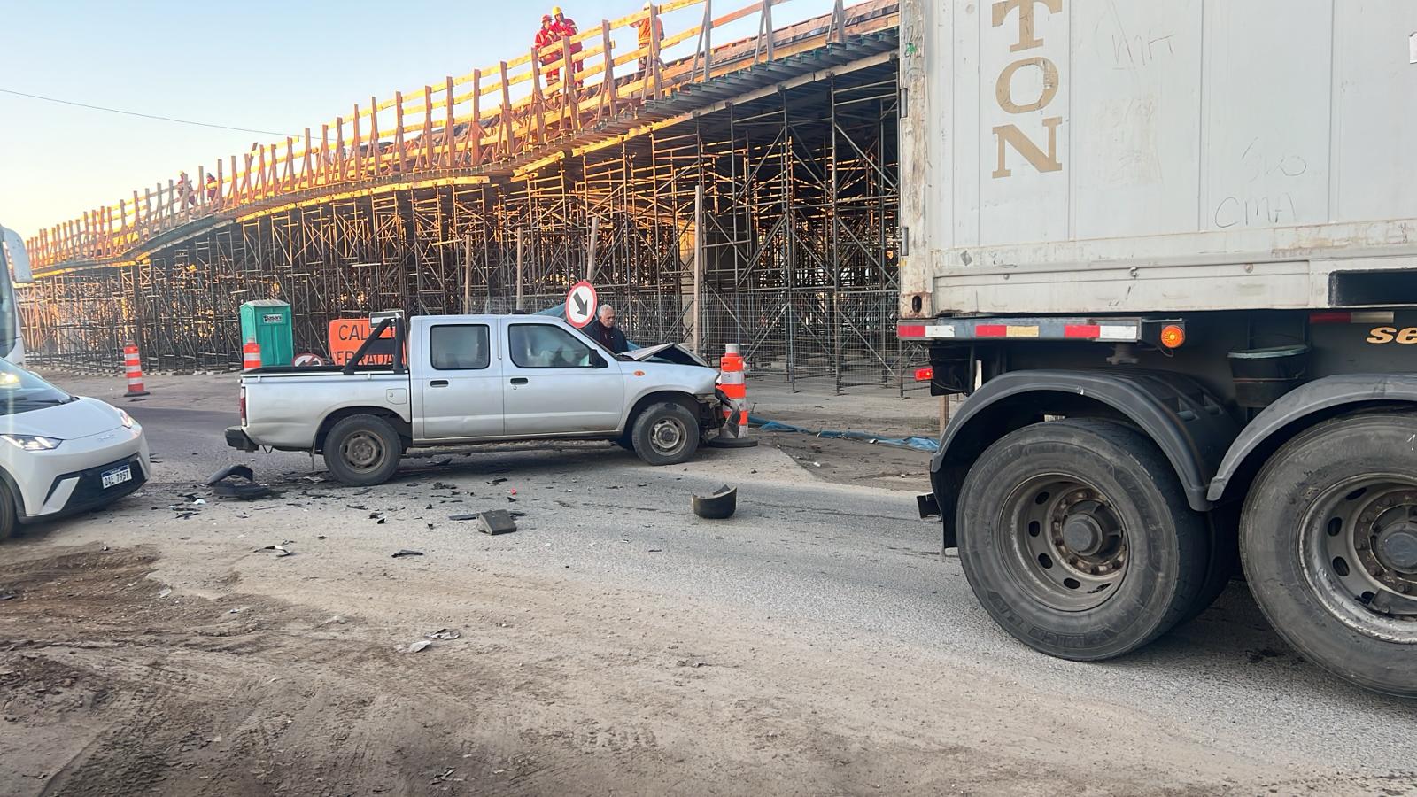 Camioneta impacta con camión en zona de ingreso a Florida