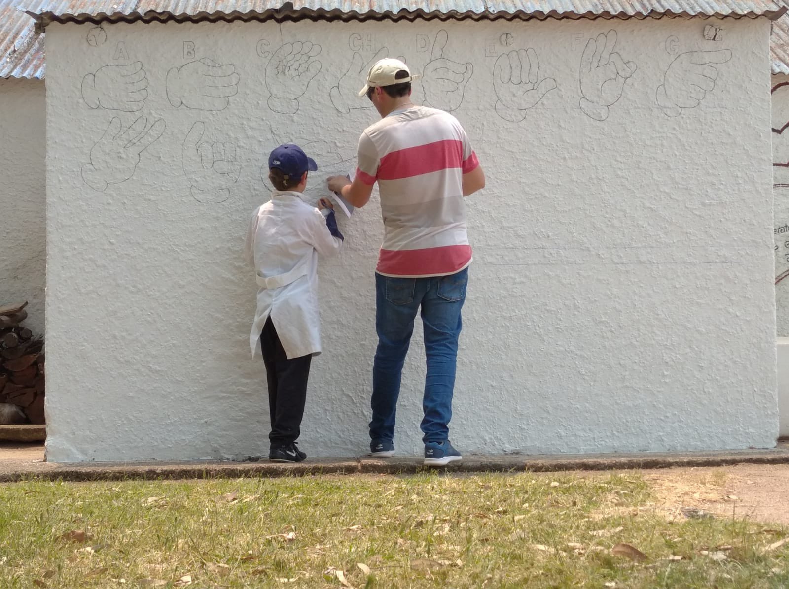 Pintan mural de Lengua de Señas en Escuela de Mansavillagra