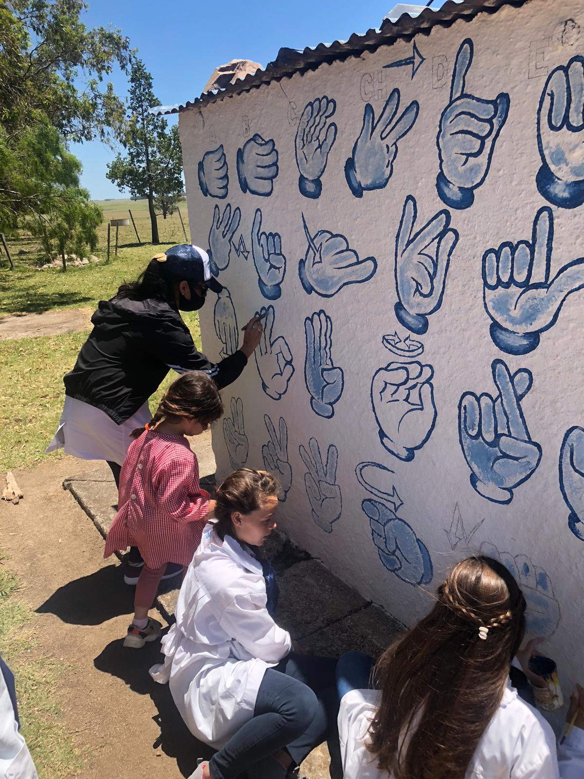 Pintan mural de Lengua de Señas en Escuela de Mansavillagra 3