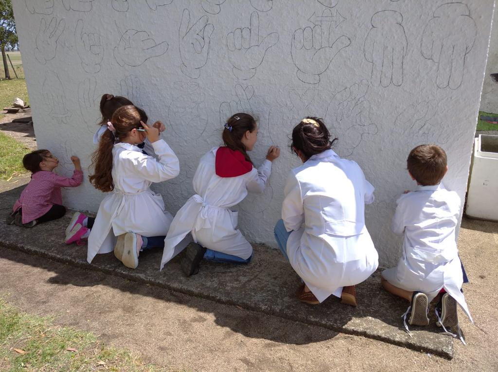 Pintan mural de Lengua de Señas en Escuela de Mansavillagra 4