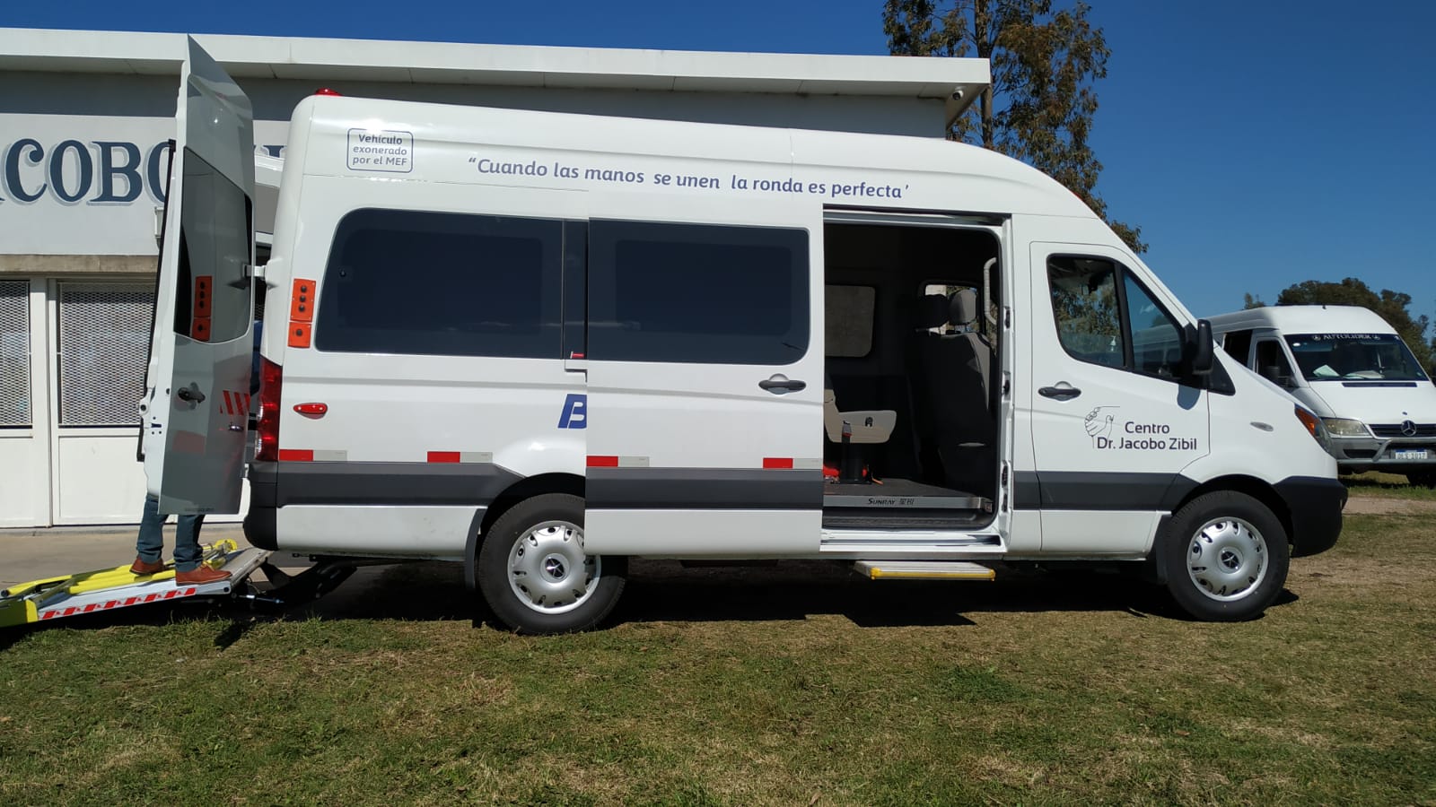 Centro Dr. Jacobo Zibil celebró sus 42 años y presentó la nueva camioneta 2