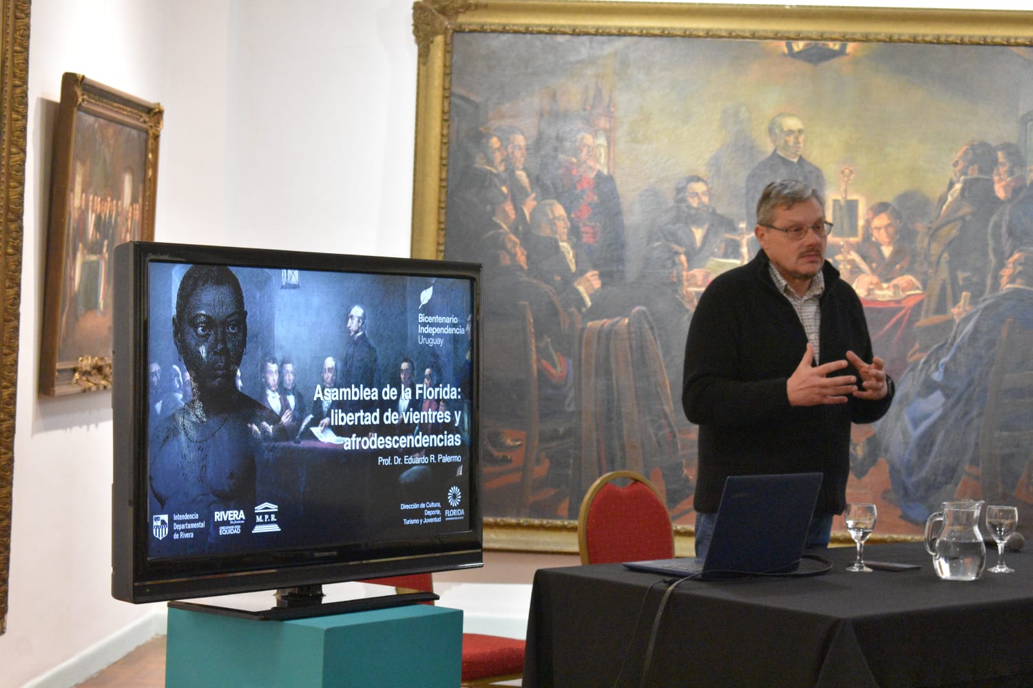 Charlas del Bicentenario Exposición de historiadores sobre la Ley de Vientres 3